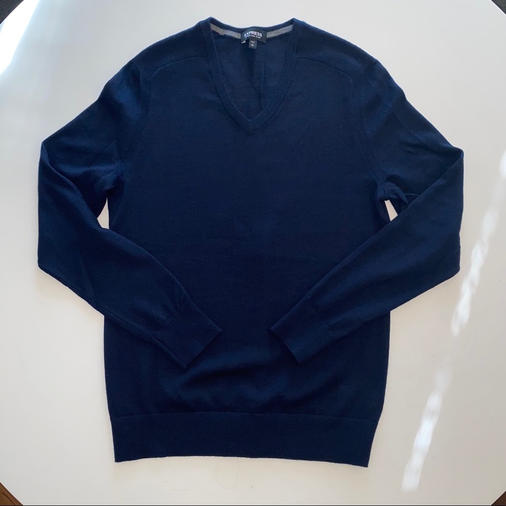 **NWOT**Men’s Express Navy blue v neck sweater